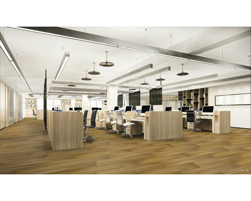 Kancelária s počítačmi, písacími stolmi a kancelárskymi stoličkami v otvorenom kancelárskom priestore.