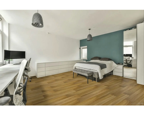 Priestranná spálňa s posteľou, písacím stolom a úložným priestorom