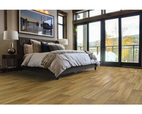 Spálňa s posteľou, nočným stolíkom, oknom a drevenou podlahou