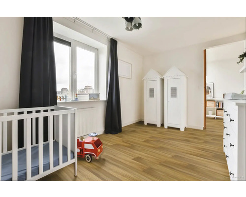 Detská izba s detskou postieľkou, hračkami a skriňami