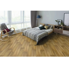 Svetlá izba s drevenou podlahou, posteľou, kreslom a komodou pre priateľskú atmosféru.