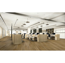 Svetlá otvorená kancelária so stolmi, kancelárskymi stoličkami a počítačmi.