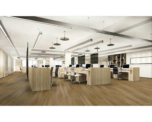 Svetlá otvorená kancelária so stolmi, kancelárskymi stoličkami a počítačmi.