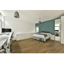 Svetlá spálňa s posteľou, písacím stolom a lampami