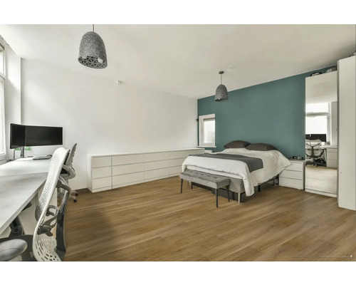 Svetlá spálňa s posteľou, písacím stolom a lampami