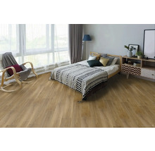 Spálňa s drevenou podlahou, posteľou a oknom