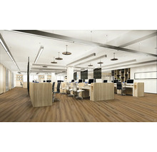 Kancelársky priestor so stolmi a kancelárskymi stoličkami