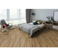 Svetlá spálňa s drevenou podlahou, posteľou a posedením pri okne