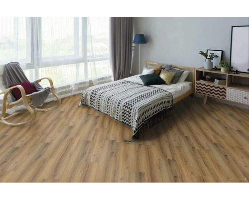 Svetlá spálňa s drevenou podlahou, posteľou a posedením pri okne