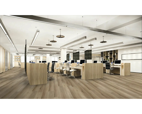 Svetlá kancelária typu open space s drevenou podlahou, písacími stolmi a kancelárskymi stoličkami