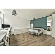 Spálňa s posteľou, písacím stolom a drevenou podlahou