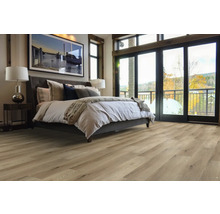 Spálňa s posteľou a svetlou drevenou podlahou