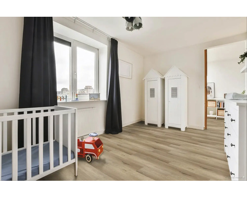 Svetlá detská izba s detskou postieľkou, hračkami, oknom a drevenou podlahou