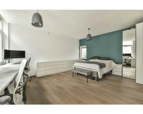 Svetlá spálňa s pracovným priestorom, posteľou, komodou a závesnými svietidlami