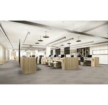 Kancelársky priestor so stolmi, kancelárskymi stoličkami a počítačmi