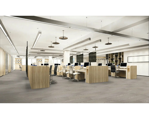 Kancelársky priestor so stolmi, kancelárskymi stoličkami a počítačmi