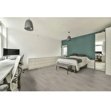 Moderná spálňa s posteľou, písacím stolom a svetlou drevenou podlahou