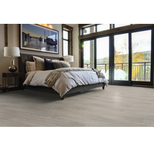 Svetlá spálňa s posteľou a drevenou podlahou