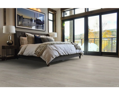 Svetlá spálňa s posteľou a drevenou podlahou