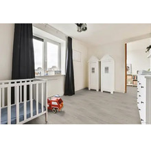 Detská izba s postieľkou, hračkami, oknom a závesmi