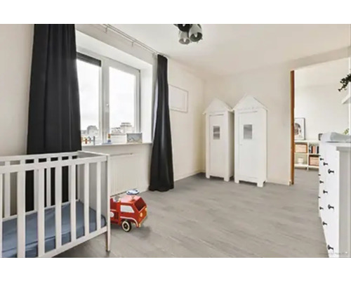 Detská izba s postieľkou, hračkami, oknom a závesmi