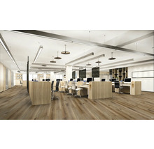 Kancelársky priestor so stolmi, kancelárskymi stoličkami a drevenou podlahou.