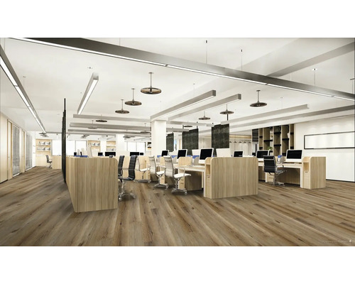 Kancelársky priestor so stolmi, kancelárskymi stoličkami a drevenou podlahou.