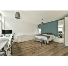 Svetlá spálňa s posteľou, písacím stolom a drevenou podlahou