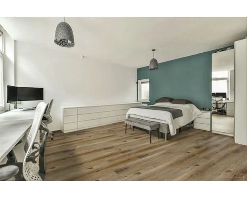 Svetlá spálňa s posteľou, písacím stolom a drevenou podlahou