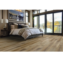 Spálňa s drevenou podlahou a veľkým oknom