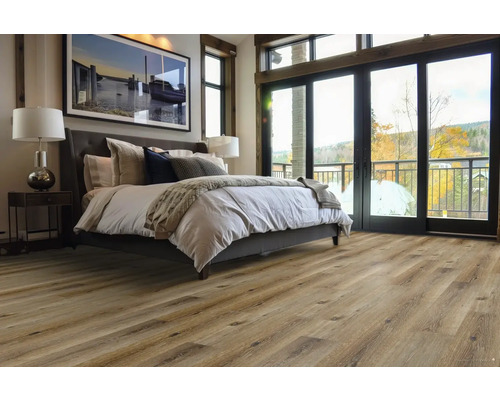 Spálňa s drevenou podlahou a veľkým oknom