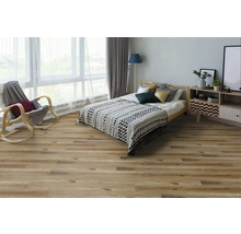 Svetlá spálňa s drevenou podlahou, posteľou, hojdacím kreslom a komodou