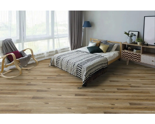 Svetlá spálňa s drevenou podlahou, posteľou, hojdacím kreslom a komodou