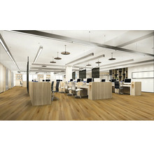 Svetlá, moderná kancelária s drevenou podlahou, stolmi a kancelárskymi stoličkami.