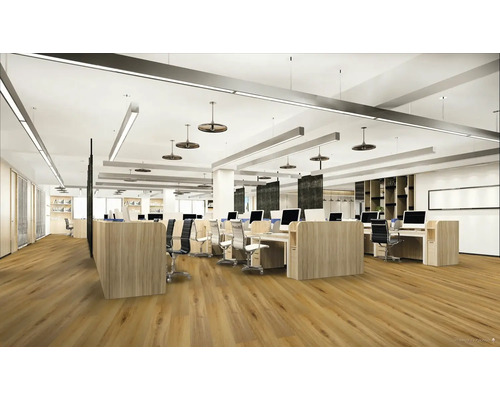 Svetlá, moderná kancelária s drevenou podlahou, stolmi a kancelárskymi stoličkami.