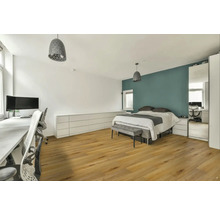 Svetlá spálňa s manželskou posteľou, pracovným priestorom a drevenou podlahou