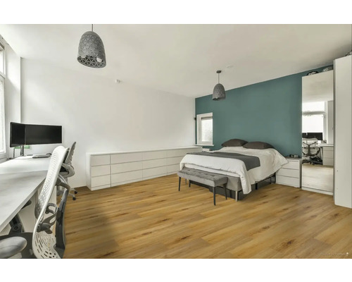 Svetlá spálňa s manželskou posteľou, pracovným priestorom a drevenou podlahou