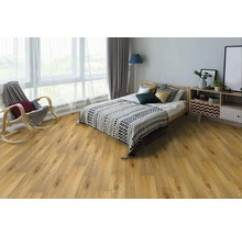 Spálňa s laminátovou podlahou, posteľou, nočným stolíkom a hojdacím kreslom