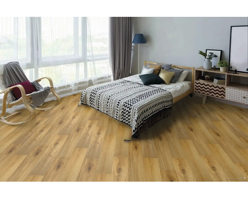 Spálňa s laminátovou podlahou, posteľou, nočným stolíkom a hojdacím kreslom