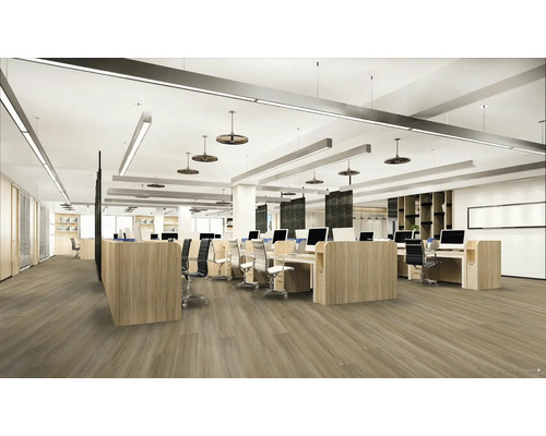 Svetlá kancelária so stolmi, kancelárskymi stoličkami a počítačmi