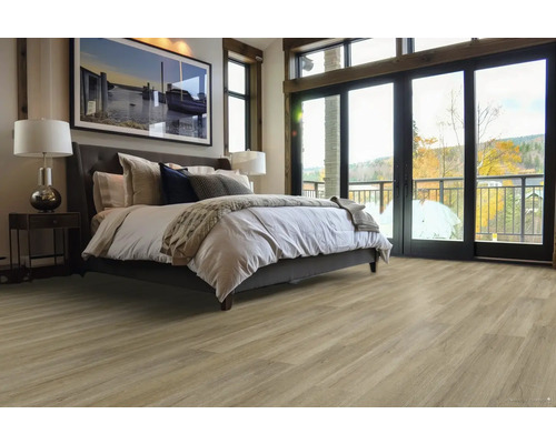 Spálňa s drevenou podlahou, posteľou a oknami