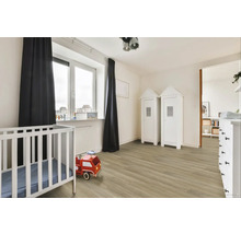 Svetlá detská izba s detskou postieľkou, hračkou hasičského auta a dvoma skriňami v štýle plážového domu