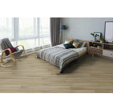 Spálňa s posteľou, komodou, hojdacím kreslom a svetlou drevenou podlahou