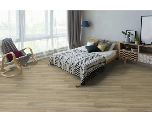 Spálňa s posteľou, komodou, hojdacím kreslom a svetlou drevenou podlahou