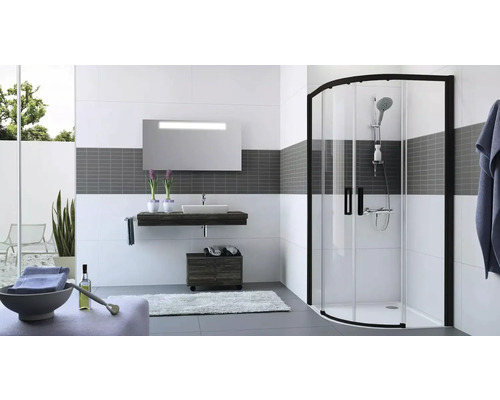 Moderná kúpeľňa so sprchou, umývadlom a zrkadlom