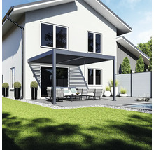 Scéna s modernou pergolou, záhradným nábytkom a trávnikom pred obytným domom.