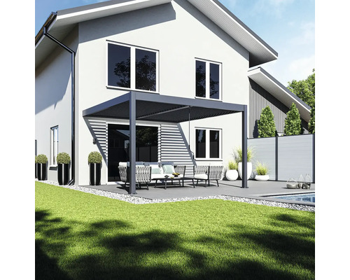 Scéna s modernou pergolou, záhradným nábytkom a trávnikom pred obytným domom.