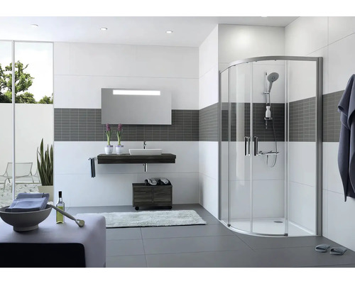 Moderná kúpeľňa so sprchou, umývadlom a zrkadlom