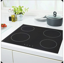 Čierny elektrický sporák so štyrmi varnými zónami v modernej kuchyni.