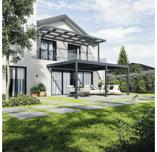 Dom s terasou, pergolou a záhradným nábytkom na trávniku